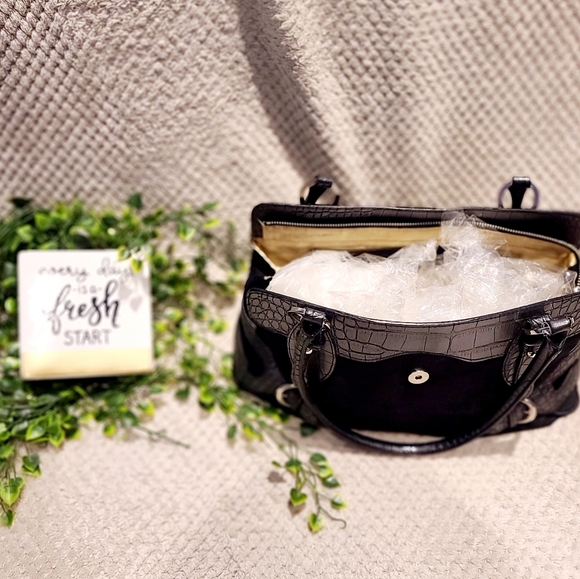 Black Guess Purse - Picture 3 of 3